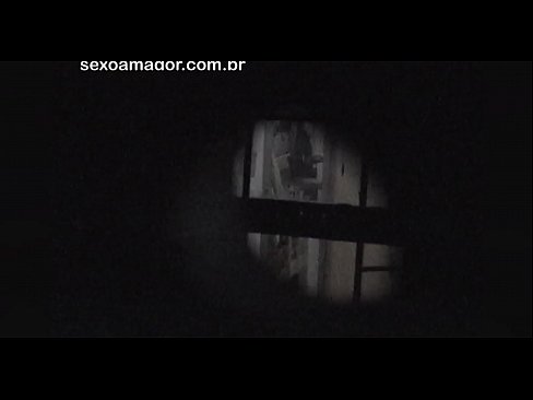 ❤️ Blondie ezkutuan grabatzen du auzoko voyeur batek adreilu hutsen atzean ezkutatuta ❌ Porno ederra gugan ❌️