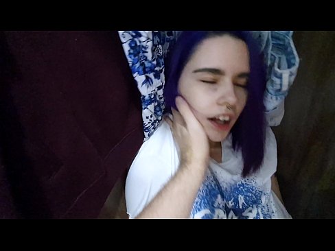 ❤️ Nire ahizpa armairuan aurkitu eta lagundu zion esperma ❌ Porno ederra gugan ❌️