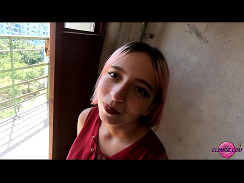 ❤️ Ikasle sentsuak arrotz bat zurrupatzen du kanpoaldean - Cum On His Face ❌ Porno ederra gugan ❌️